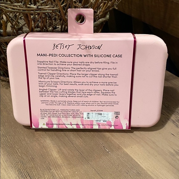 Betsey Johnson Pink Grooming Kit - Picture 2 of 2